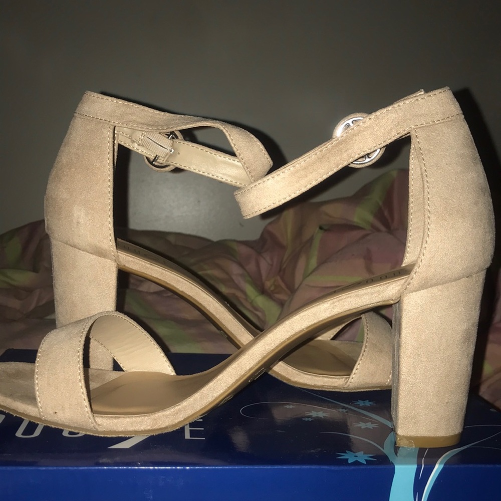 Striking-21s Nude heels never worn I couldn’t fit